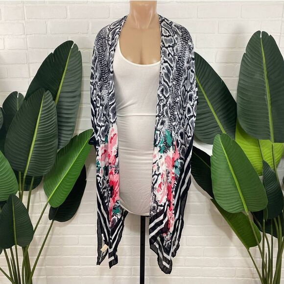 paparazzi Other - Paparazzi black and white coverup kimono shawl kaftan